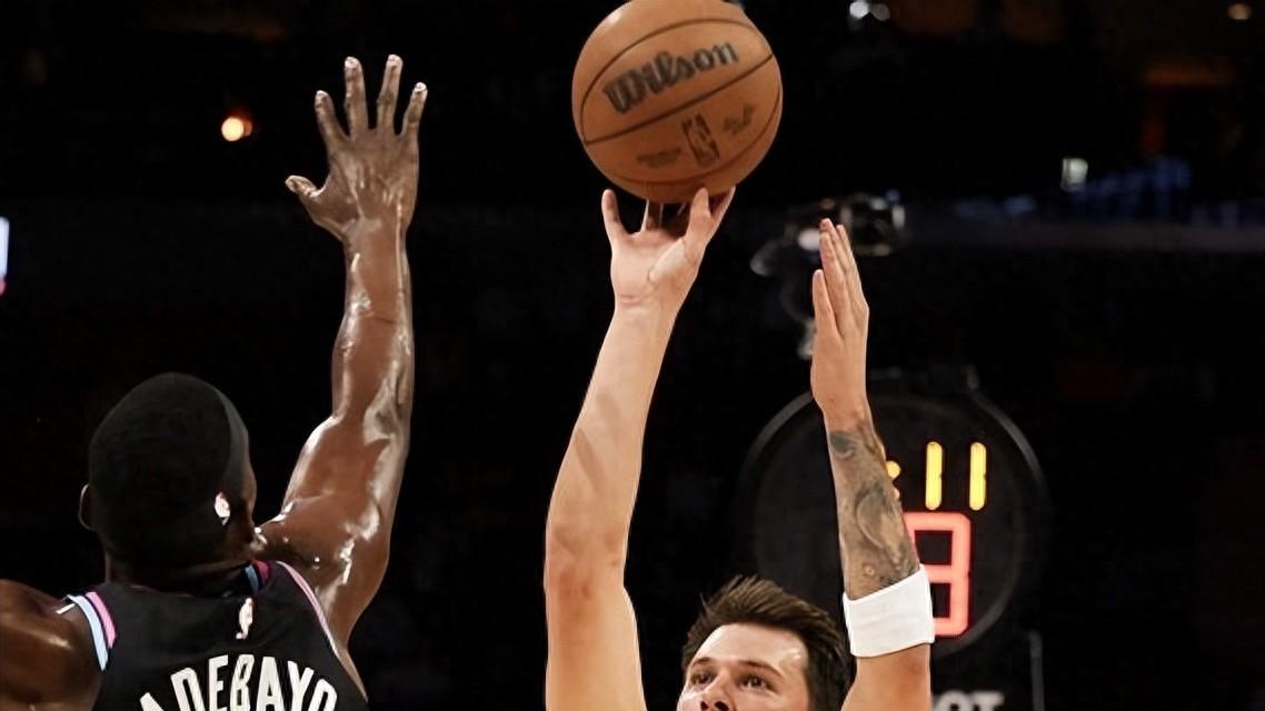 东契奇你太狠了，背靠背100分，又达成NBA绝无仅有的纪录