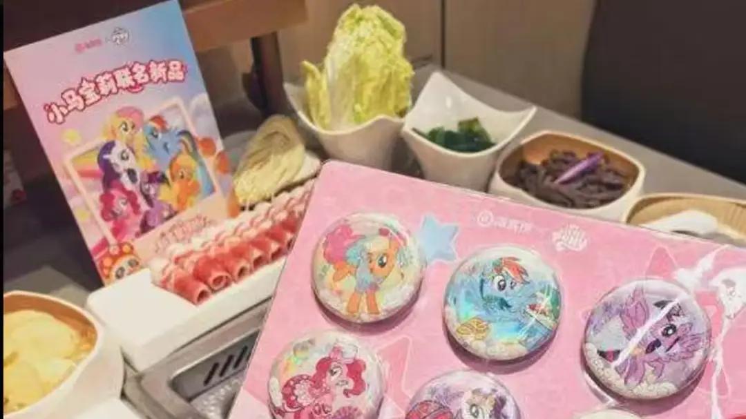 员工控诉“自费赔礼”，海底捞到底怎么了