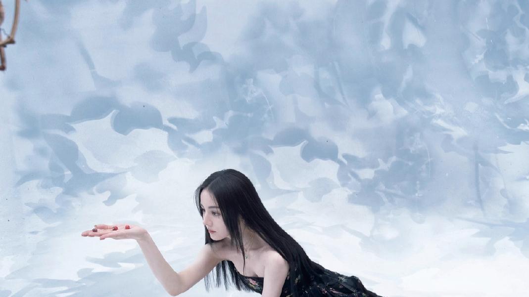 封神！迪丽热巴黑长直掀审美狂潮，双造型解锁五大女刊全满贯