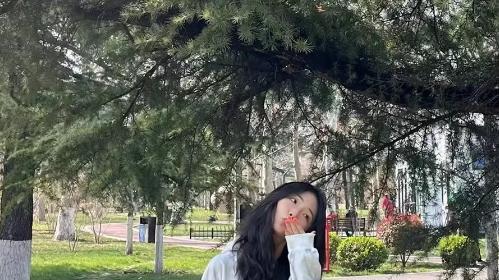 今年秋天必入的“牛仔裙”，怎么搭都时髦好看
