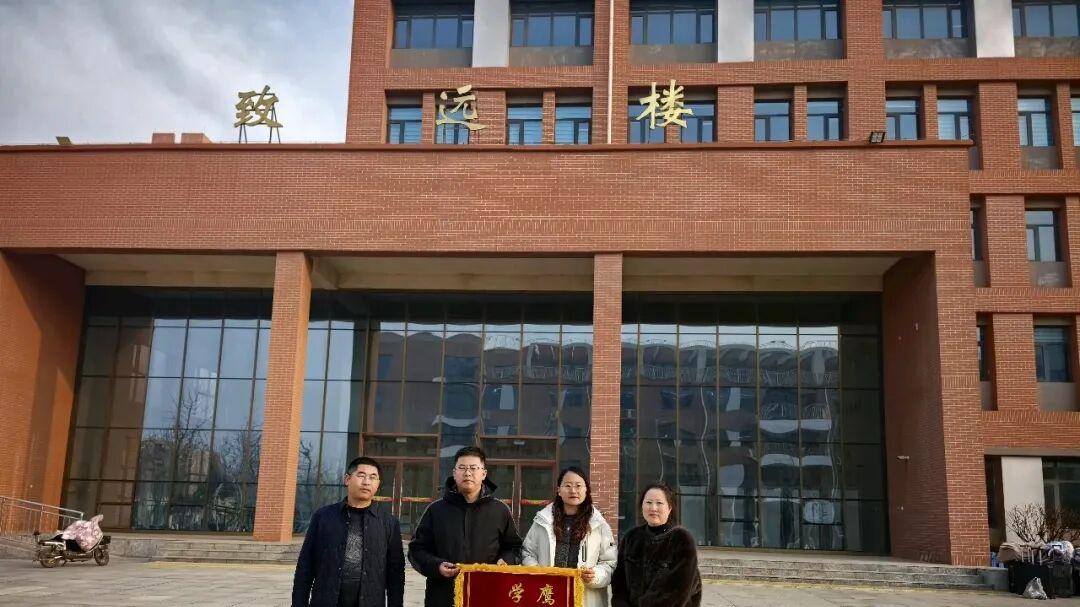 春雨润物，锦旗传情，冀州滏运中学教师以爱引领学生乘风破浪