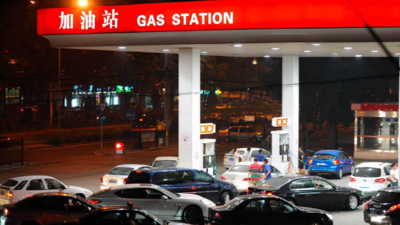 为什么汽车的加油口不统一，有在左侧也有在右侧？