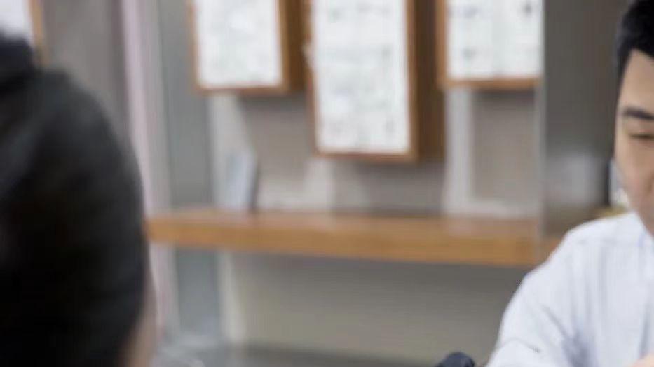 配眼镜是镜架重要还是镜片重要？