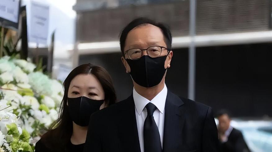 恩爱23年抵不过现实，47岁伏明霞风韵犹存，73岁梁锦松衰老萎缩