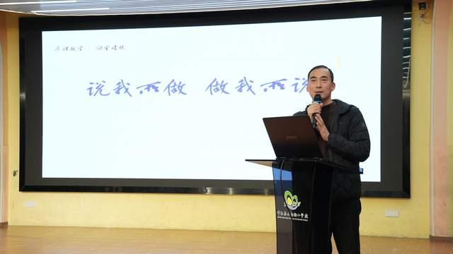 德阳市廖海滨名校长工作室成功举办语、数、英学科命题教研活动