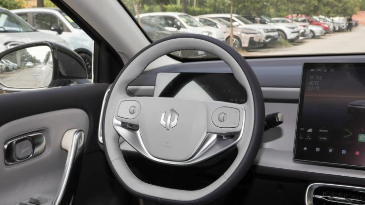 零跑B01在售车型横评！5款车型怎么选？看完不花冤枉钱