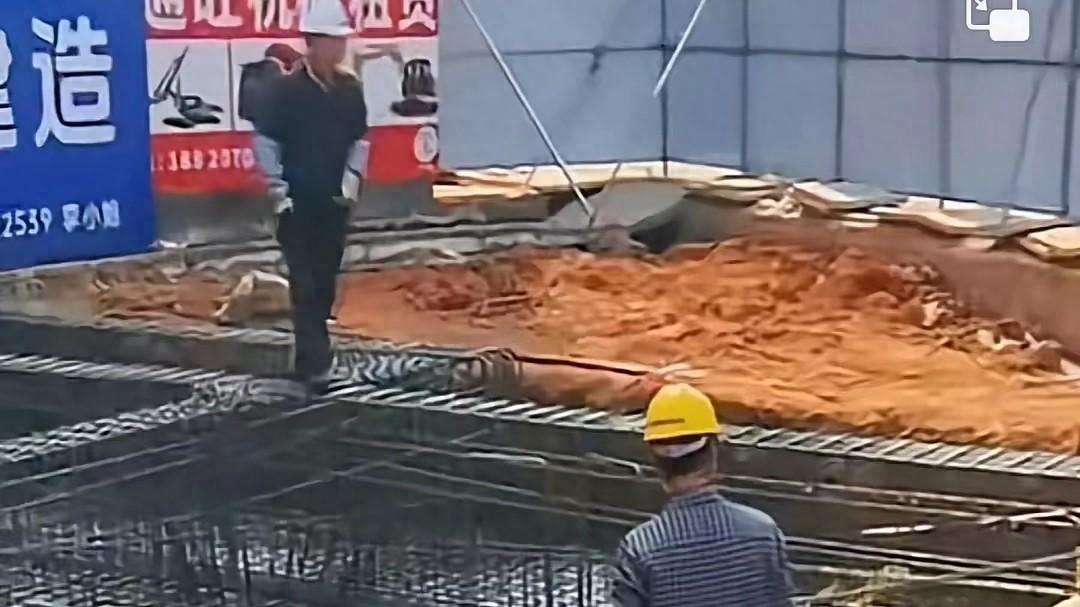 全红婵家新房子地基太牢固，钢筋全部铺满，全爸现场当监工