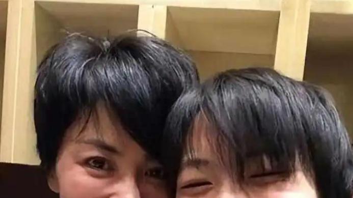 29岁的窦靖童，左手是春晚白裙的妈，右手是阿那亚菜市场的爸