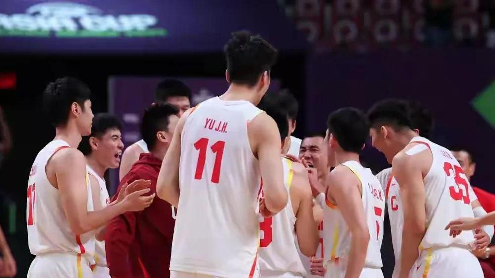 中国男篮更衣室：郭振明和球员抱头痛哭释放压力，郭士强淡定