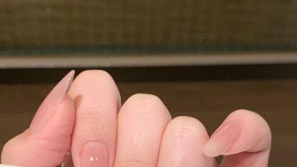 早春指尖氛围感：冰透裸色，把温柔焊在指甲上