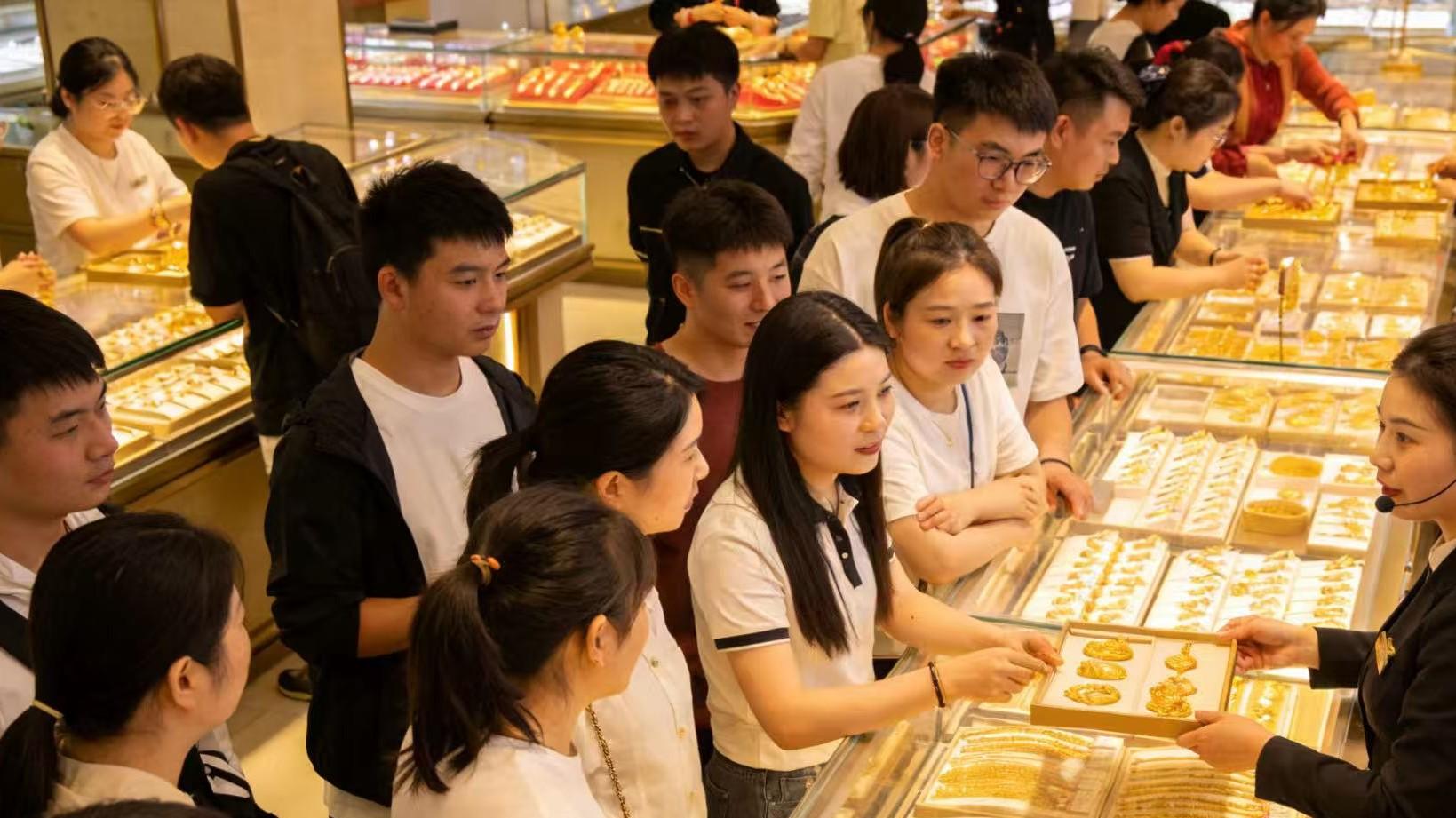 老铺黄金门店里，黄牛比黄金还多？