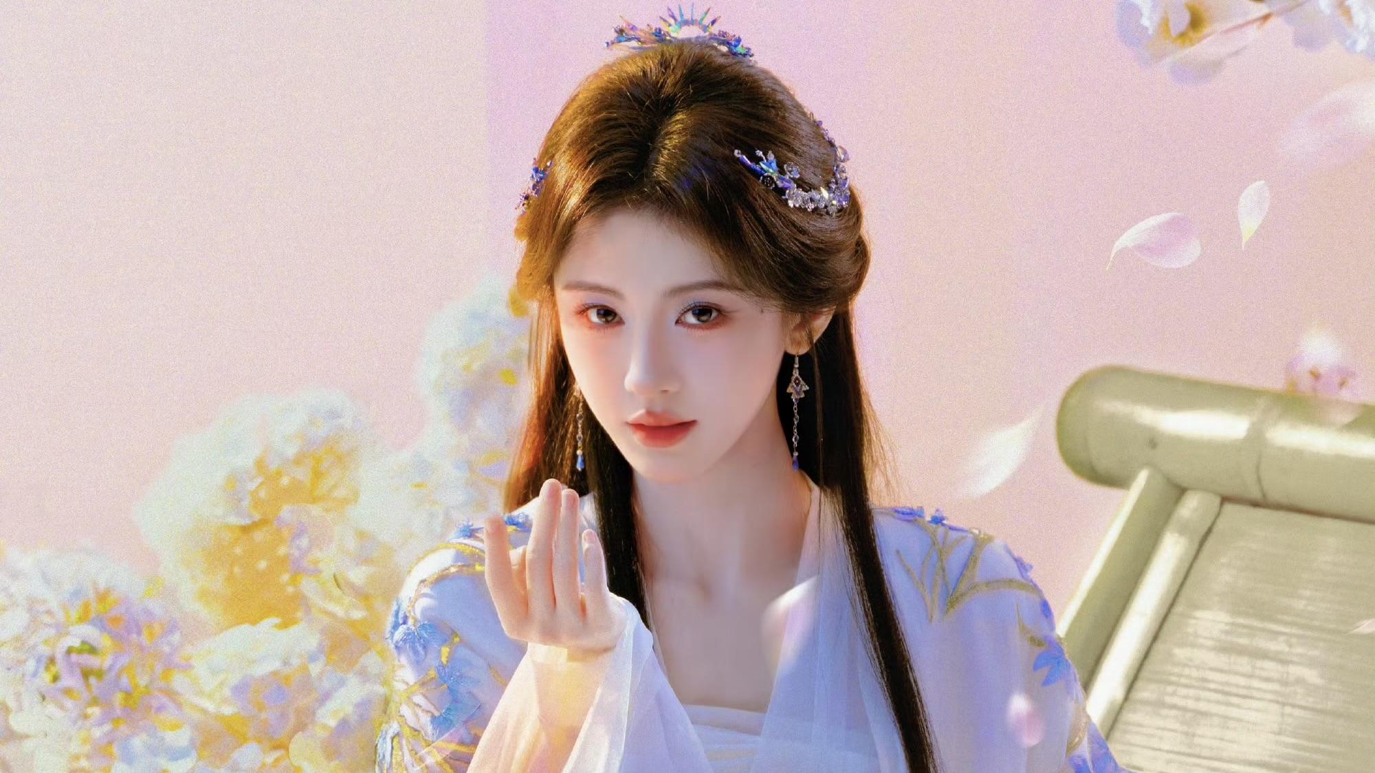 鞠婧祎“素衣绣蓝”惊艳出圈！《月鳞绮纪》九尾狐露芜衣霸榜