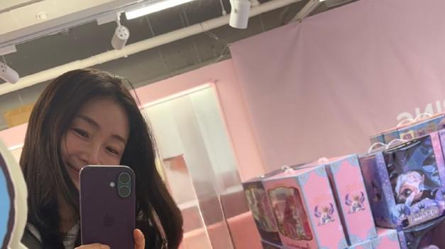 崔智友晒新照：分享与女儿的亲子时光，与孩子一起逛玩具店