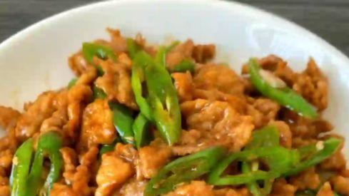 长沙里手菜辣椒炒肉，油汤拌饭能吃下三碗的寻常霸气