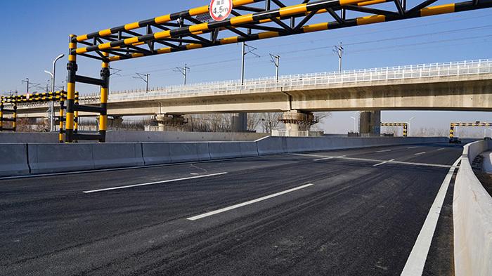 雄安新区大外环慧谷北路涉铁工程顺利开通