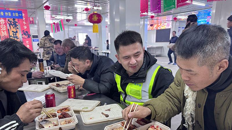 中铁建工北京林业大学雄安校区项目部开展除夕暖心慰问活动