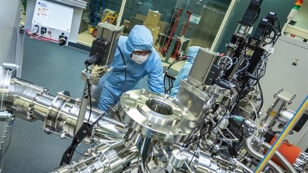 量子电池原型诞生：可实现飞秒充电、纳秒储能