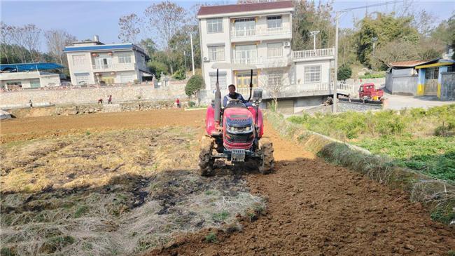 湖北来凤：冬耕掀热潮，从“锄头翻地”到“科技养地”