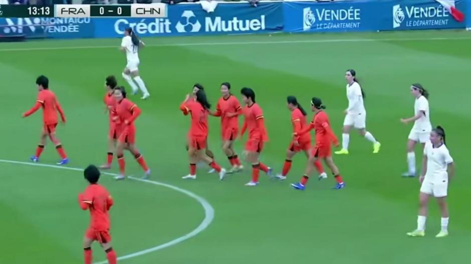 周瑾彤飙世界波+何风清扬破门, 中国女足2-1掀翻法国, 现场视角还原进球过程