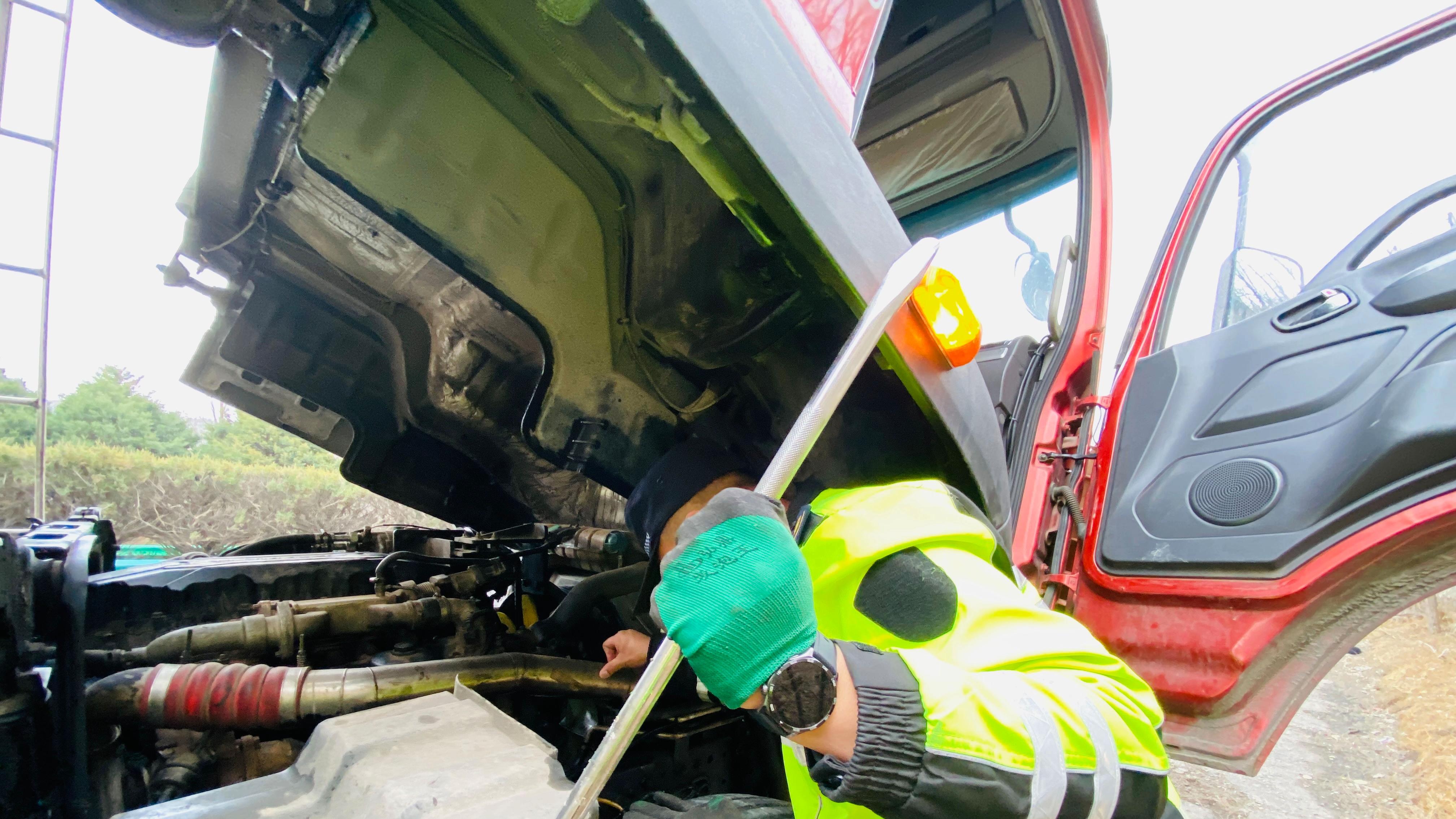 货车故障抛锚高速路 巡查人员快速处置护畅通