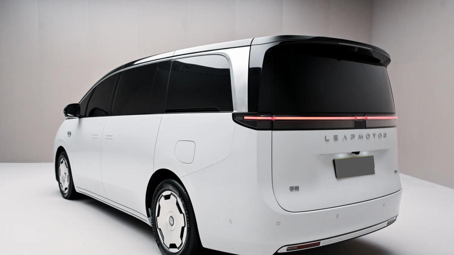 这台增程MPV有80度电池！“子弹头”车身，尺寸稍逊理想MEGA