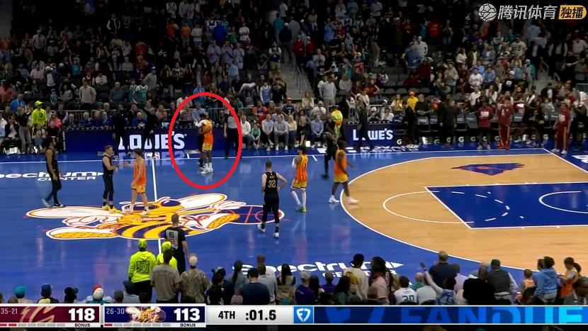 骑士7连胜！哈登甘当辅助18+3+8，赛后哈登抱住米勒，拥抱致意