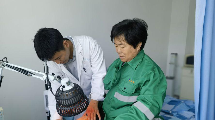 桓台县起凤镇中心卫生院：真心义诊送健康  情暖一线环卫工