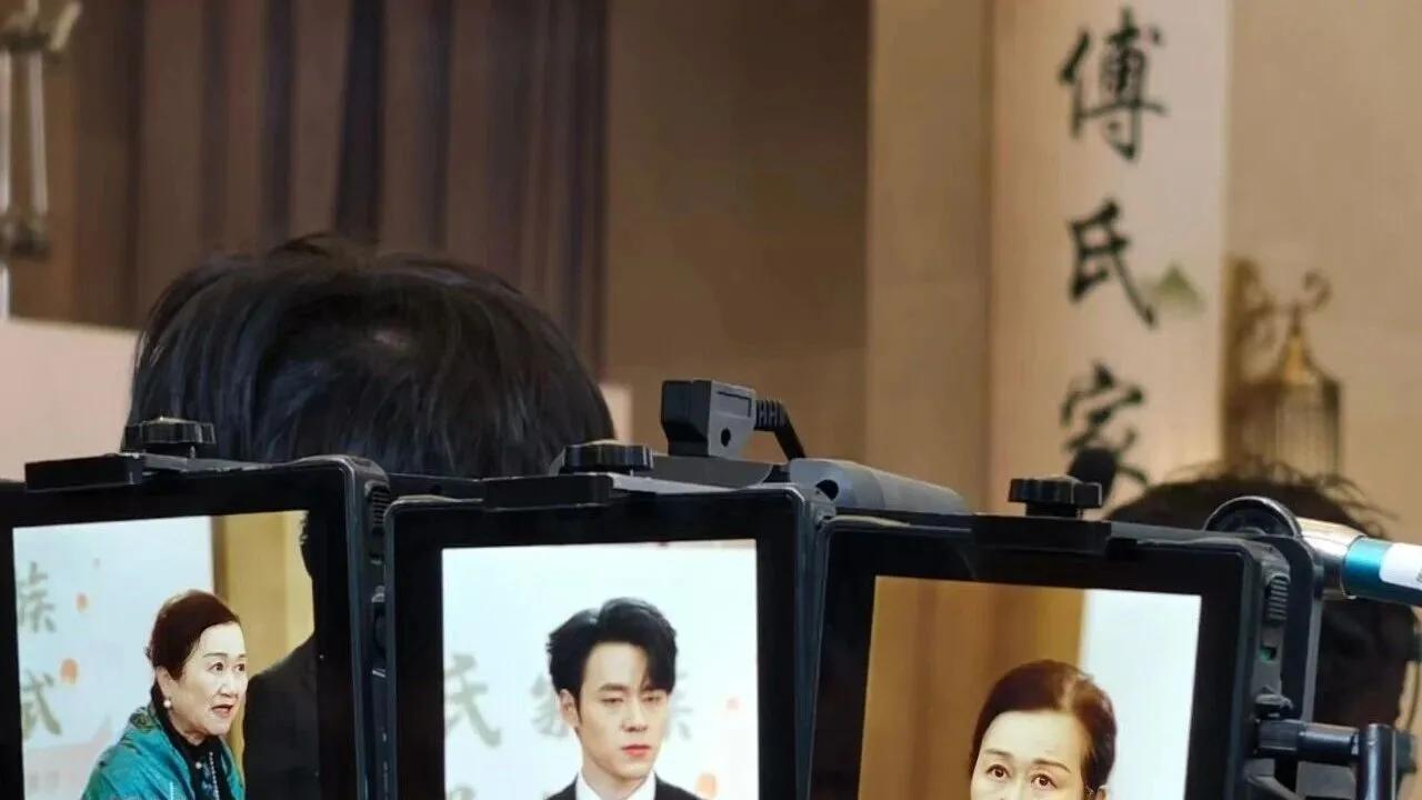 退休干部潘艺虹：从流水线女工到短剧恶婆婆顶流的银发逆袭