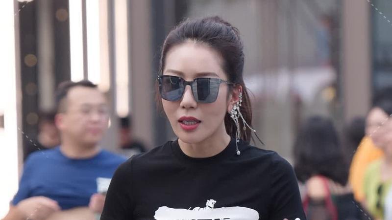 黑T恤+喇叭裤，简约修身，小姐姐轻松穿出街头的松弛感！