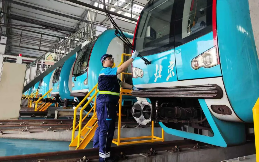 北京地铁暑运启动：景区站点迎客流高峰，延续强弱冷空调车厢措施
