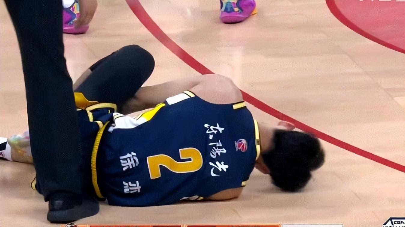 广东对阵山西，40分钟比赛打了整整两个半小时，球迷：这哪里是打球啊