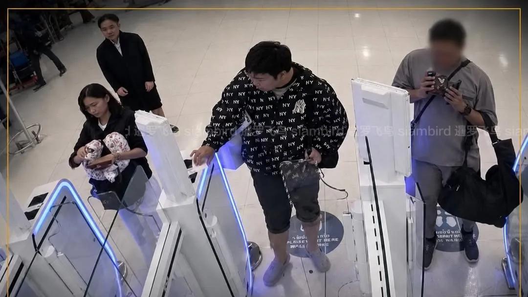 中国游客曼谷机场暴走，踹烂48万护照闸机冲关，辱骂泰国警察险袭警