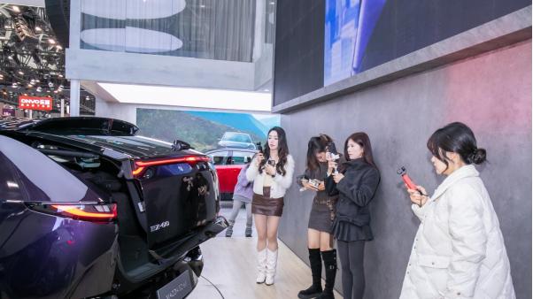 EZ-60首更上线：3D立牌HUD真有用？