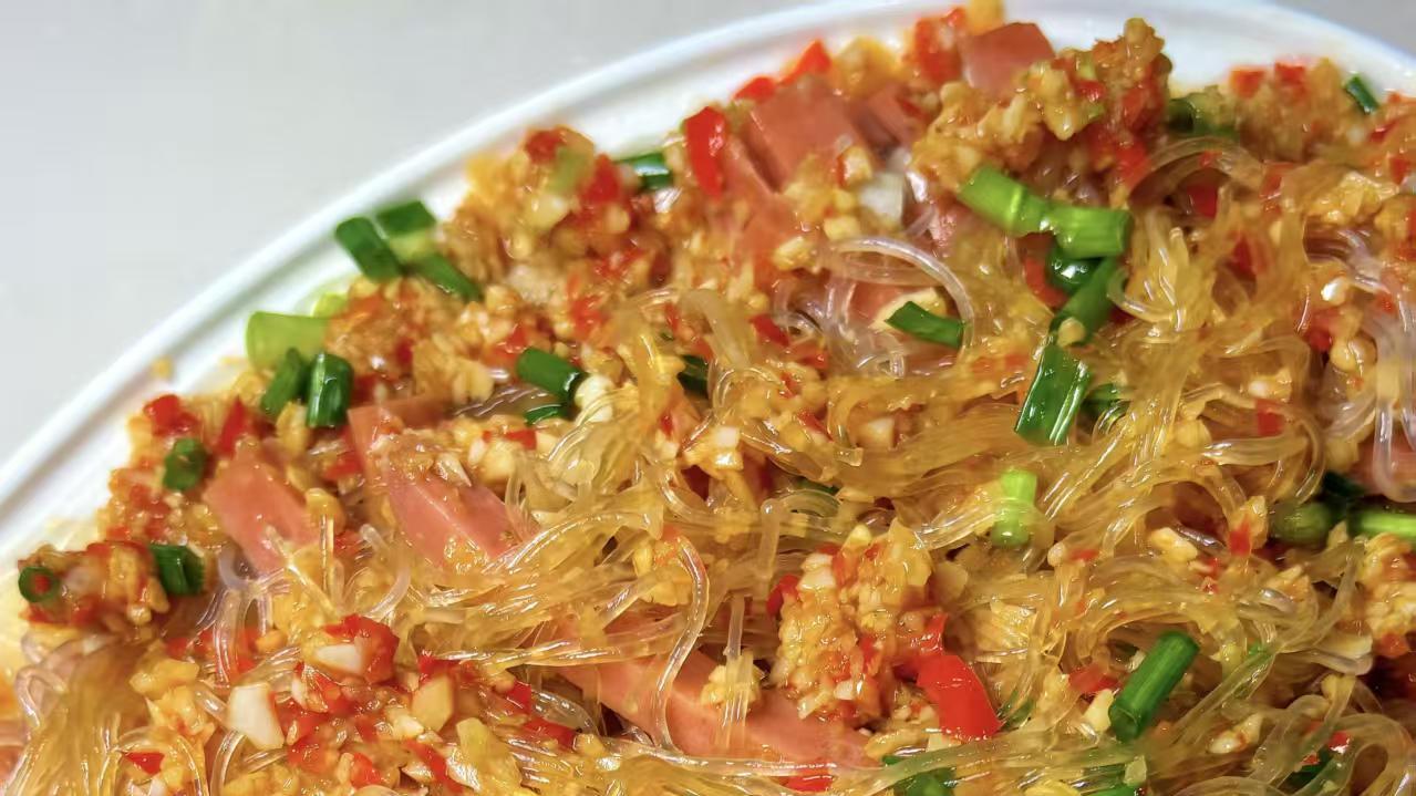 蒜蓉粉丝蒸金针菇：10分钟搞定懒人家常菜，蒜香浓郁，粉丝吸饱汤汁，一周吃八次都不腻