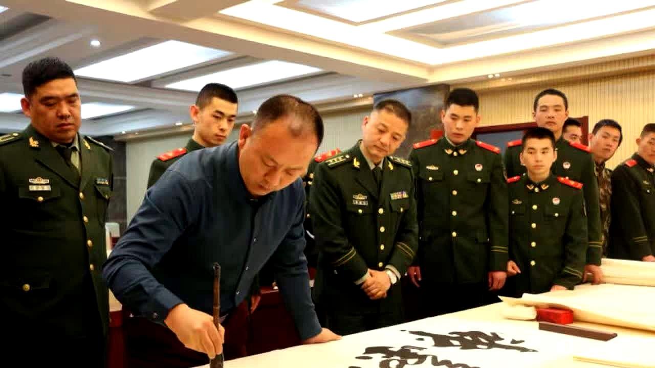 刘俊挥毫泼墨：以笔传情贺新春