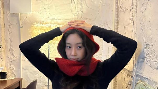 郑丽媛分享新照：红兜帽黑衣很文艺，逗猫钩织好惬意！