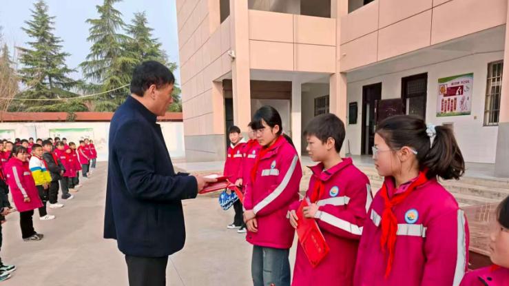 1980元现金物归原主 临潼四少年受表彰