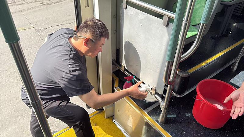 20余人组成“卫生小分队” 3天让全线公交车“靓”起来