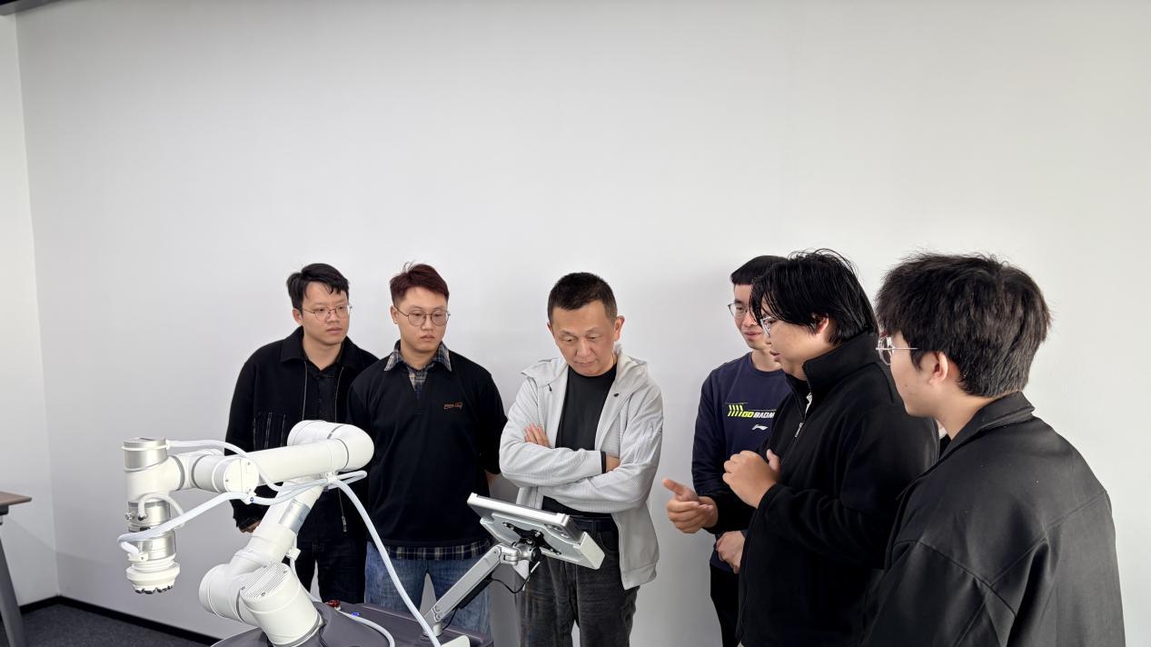 朱啸虎实地考察俏妃云智护机器人，AI叩开健康护理资本新大门