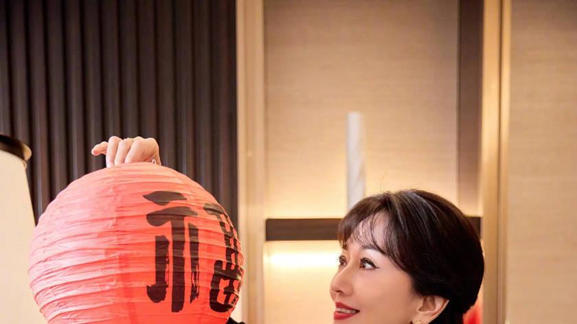 72岁还在“卷”状态？赵雅芝的一盏春灯，照出了你我的年龄焦虑