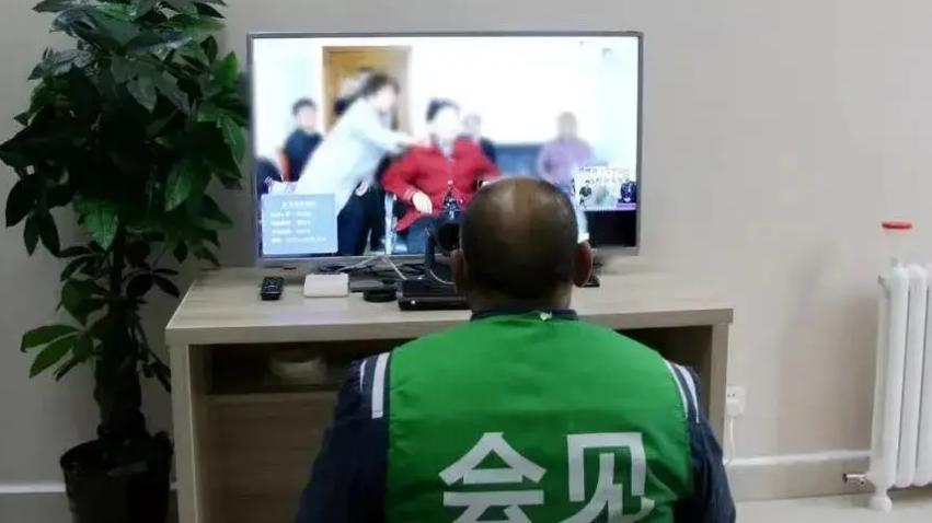 服刑人员每月有多少次会见和亲情电话？