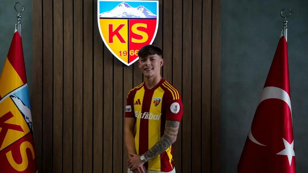 冬窗开启：曼联官宣青训离队，新星留队成定局，两将命运待揭晓