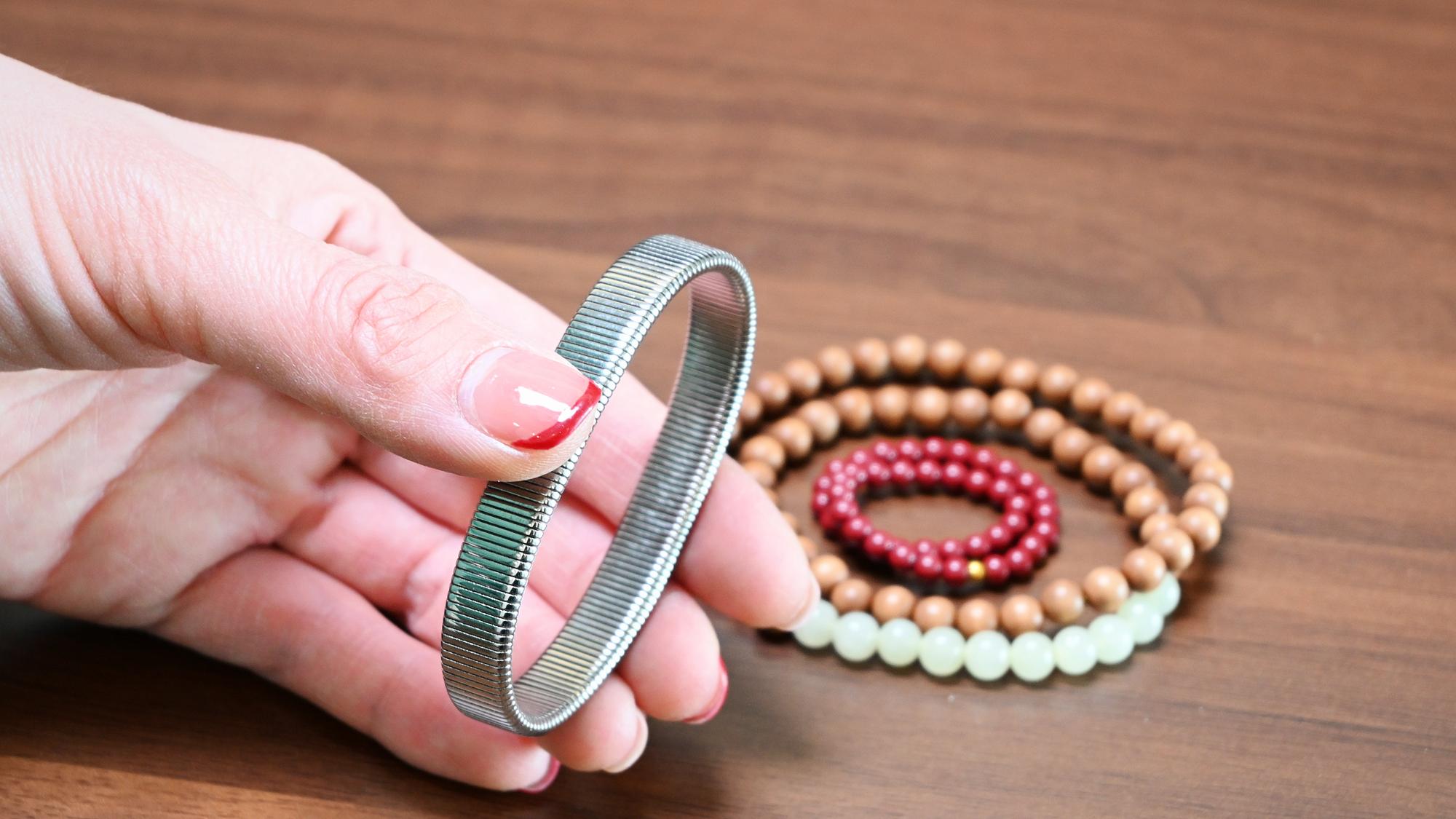 轻奢质感与佩戴自由的完美结合！FEGVE费戈钛合金弹簧镯体验