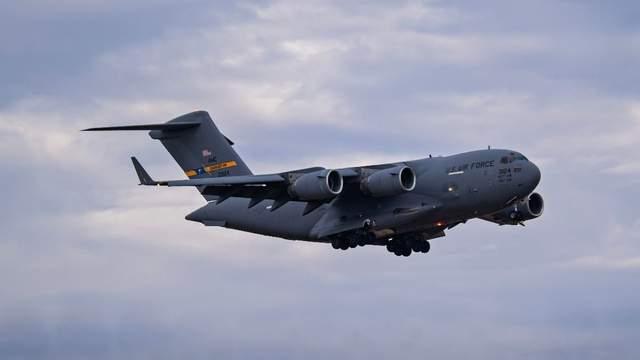 C-17“环球霸王”降落北京机场，特朗普访华前，先传3个关键信号
