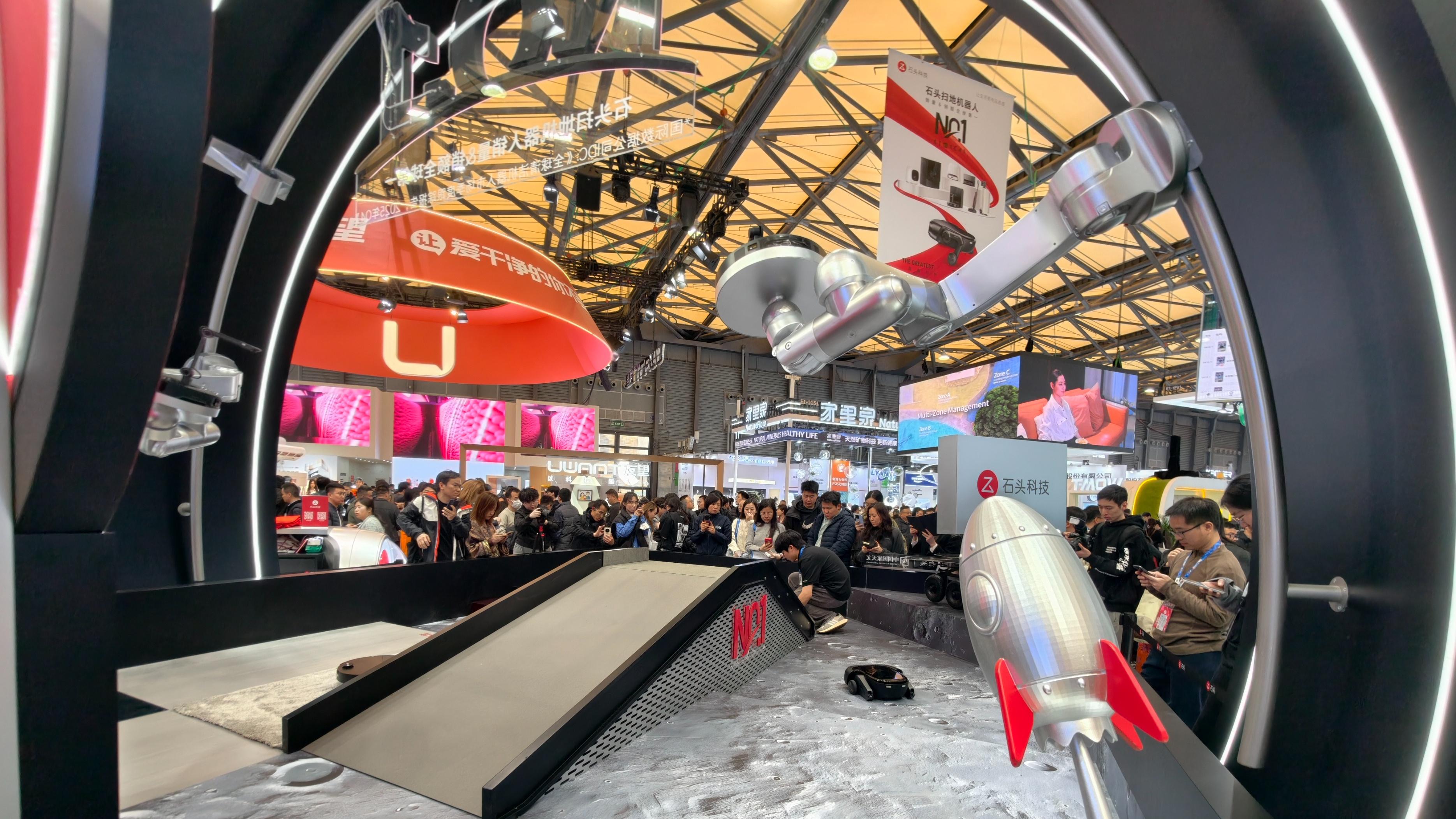 能爬楼梯的轮足扫地机器人，8.8cm双层越障，石头多款新品亮相AWE