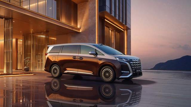 别只看埃尔法，二代腾势D9闪充破焦虑，诠释豪华出行的新追求