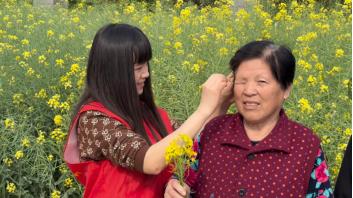 小小照片传温情 敬老助老显担当  ——西安市心连心志愿者协会开展助老公益摄影活动