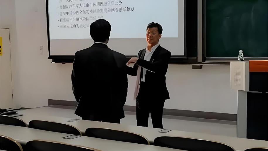 关门弟子的待遇？导师"锤炼"3年，答辩时挺身而出力辩群疑，暖哭