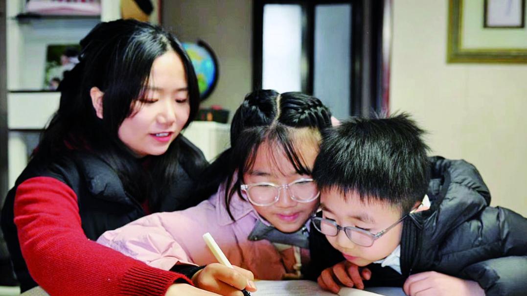 到底要不要给孩子报兴趣班，多年后一场才艺展示，瞬间看清差距