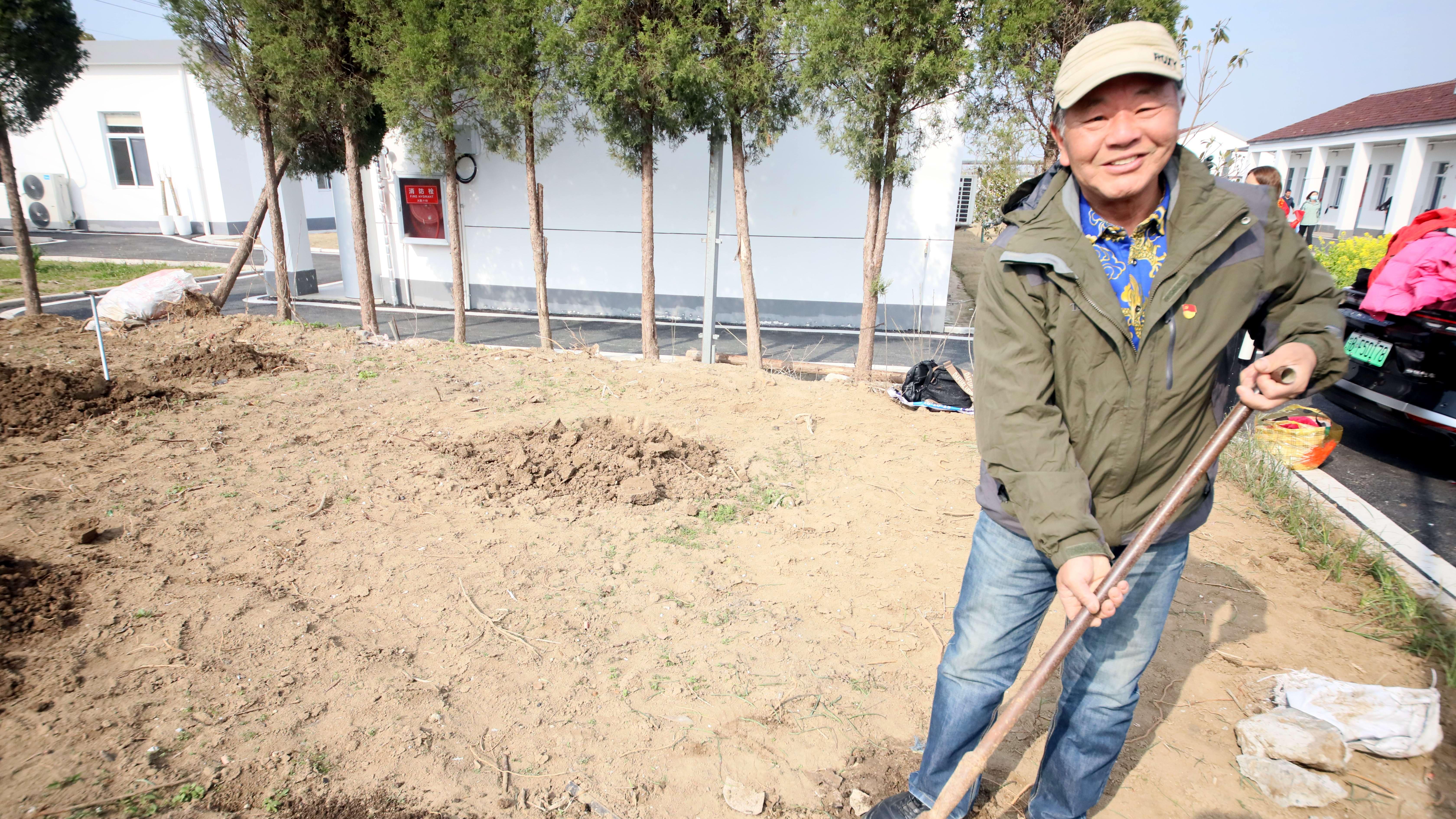安徽芜湖：“春植新绿 情暖夕阳”爱心团队走进养老院开展植树慰问